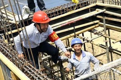 天水在線專訪天水商貿(mào)城的建設(shè)者:木工班班長(zhǎng)(圖)
