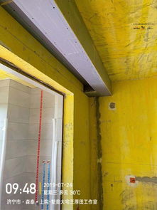 森泰御城上院 木工吊頂工程正常施工中,正在進行客餐廳吊頂以及壓線的制作