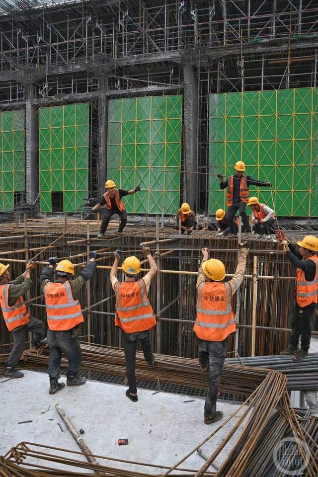 重慶東站:5600余名工人擼起袖子干,地鐵主體結構力爭年內封頂